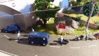 2 gendarmes a moto et une Estafette bloque la route, le passage sous le pont demande de la délicatesse !