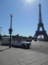Pose devant la tour Eiffel