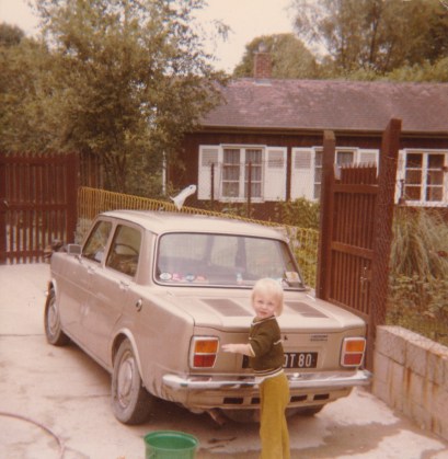 Tout petit déjà j'aimais faire l'entretien de la voiture de mon pére ! ( photo de 1981, j'avais 4 ans)