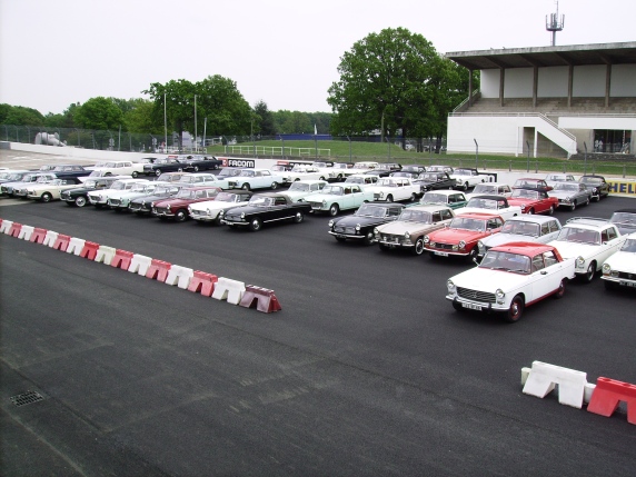 Sur le circuit de Montlhéry à l'occasion des 50 ans de la Peugeot 404