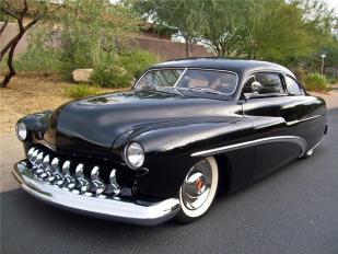 Dans la catégorie des voitures que je rêve d’avoir dans mon garage, voici la Mercury 1950 customisée du film Cobra avec Stallone.