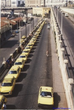 Alger, Taxis Peugeot devant la gare